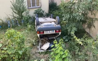 Sarıyer’de feci kaza: Otomobil 10 metreden evin bahçesine uçtu
