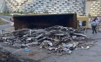 Sarıyer’de hurda yüklü kamyon yan yattı, sürücü yaralandı

