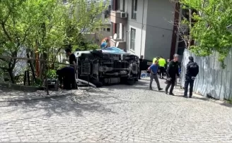 Sarıyer’de kamyonet yokuşta devrildi: 2 yaralı
