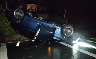 Sarıyer’de lüks otomobil takla attı, sürücü aracın bırakıp kaçtı
