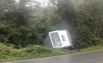 Sarıyer’de minibüs yol kenarına devrildi
