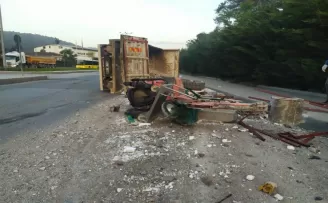 Sarıyer’de moloz yüklü kamyonet devrildi: 2 yaralı
