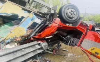 Sarıyer’de refüje çarpan kamyonet ters döndü: 3 ağır yaralı

