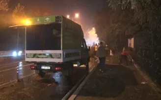 Sarıyer’de şiddetli yağış ve rüzgar nedeniyle ağaçlar yola devrildi
