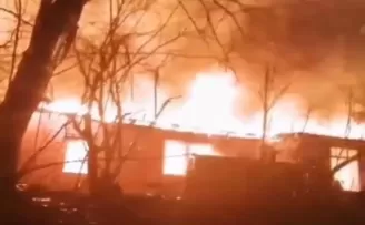 Sarıyer’de tek katlı gecekondu alev alev yandı

