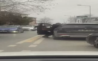 Sarıyer’de yol verme kavgası kamerada: Aracın içinden tekme attı
