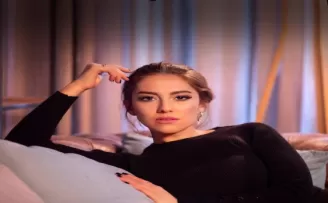 Şarkıcı İpek Demir vatandaşa maske dağıttı
