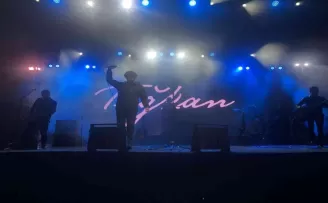 Şarkıcı Tuğkan hayranlarıyla buluştu
