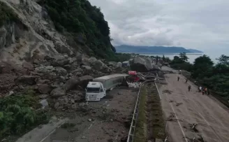 Sarp Sınır Kapısı’na giden yolu trafiğe açmak için çalışmalar sürüyor
