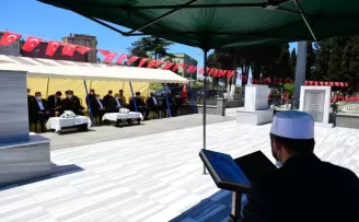 Şehitliğe bayram ziyareti