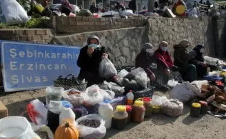 Sel afetinin ve Covid 19 salgınının yaralarını üreterek sarıyorlar
