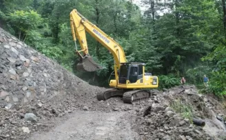 Selde heyelan nedeniyle kapanan köy yolunun hemen açılmasını istemiyor
