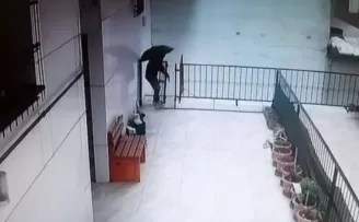 Şemsiyeli kapı hırsızı kamerada
