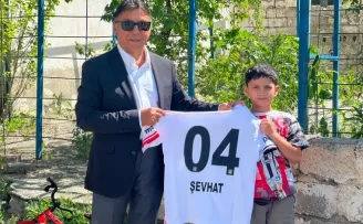 Seyit Ateş, Ağrılı taraftar Şevhat’ın Beşiktaş forması hayalini gerçekleştirdi