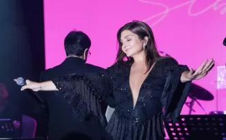 Sibel Can Kıbrıs’ta göz kamaştırdı