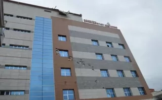 Şiddetli rüzgar hastanenin çatısını uçurdu
