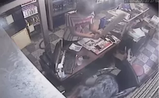 Sigara alma bahanesiyle girdi, çivili kalasla saldırdı
