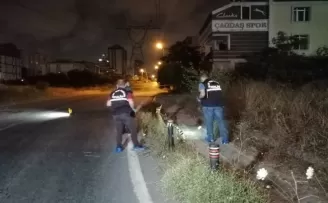 Silahlı saldırgan yolda yürüyen gence kurşun yağdırdı
