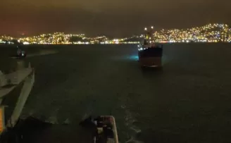 Şile açıklarında fırtına nedeniyle sürüklenen geminin kurtarılma anı kamerada
