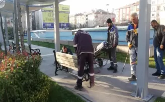 Sincan’da meydanlarda banklar kaldırıldı
