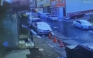 Şişli’de balkonun çöktüğü anlar kamerada

