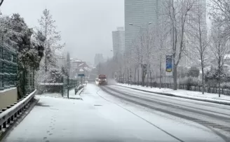 Şişli’de kar yağışı yolları  beyaza bürüdü
