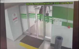 Şişli’de masanın üzerindeki cep telefonunu çalan şüpheliler yakalandı
