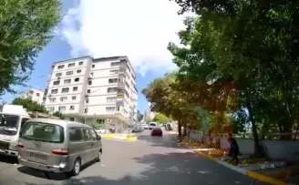 Şişli’de yol vermek isteyen kamyonetin devrilme anı kamerada
