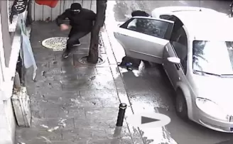 Şişli’de zabıtaların kovaladığı kapkaççılar kamerada
