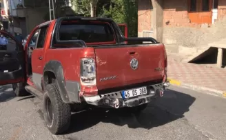 Siteden çaldığı araç ile en az 9 araca çarpıp, bir evin bahçe duvarını yıktı
