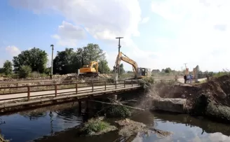 Söğütlü Beşdeğirmen köprüsünde yenileme işlemleri yıkım ile başladı