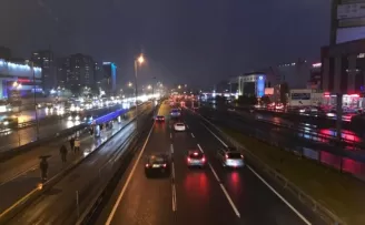 Sokağa çıkma kısıtlaması öncesi metrobüs ve yollarda yoğunluk oluştu
