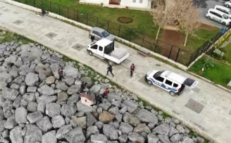 Sokağa çıkma kısıtlamasında polis ve belediye ekiplerinden iyilik operasyonu

