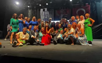 Sokağın Kadınları Sakız Ağacım için oynandı