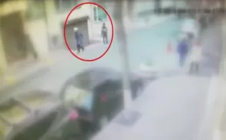 Sokakta yürüyenlerin cüzdanını çalan  12 yaşındaki çocuk kamerada
