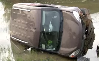 Sollama yapmak için şeritten çıktı, göle uçtu
