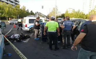 Son sürat giden motosiklet sürücüsü otomobile çarptı: 1 ölü, 2 yaralı
