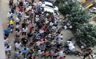 Sosyal mesafesiz Covid-19 test kuyruğu
