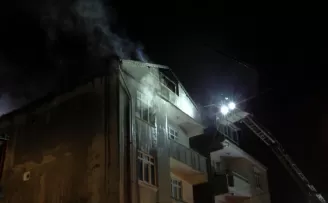 Sultanbeyli’de çatı yangını çıktı, mahalleli sokağa döküldü
