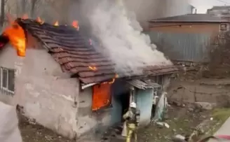 Sultanbeyli’de gecekondu alevlere teslim oldu
