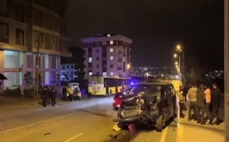 Sultanbeyli’de İETT otobüsü ile otomobil çarpıştı: 4 yaralı
