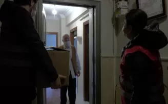Sultanbeyli’de ihtiyaç sahibi yaşlılara yardım kolileri dağıtıldı
