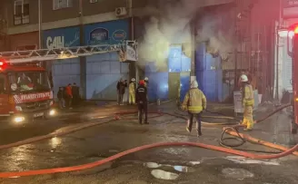 Sultanbeyli’de kâğıt helva deposunda yangın paniği
