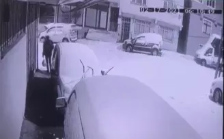 Sultanbeyli’de otomobilden hırsızlık kamerada
