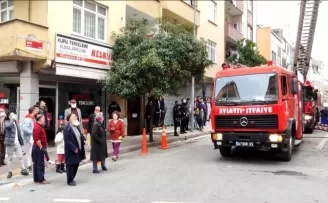 Sultangazi’de 5 katlı binada yangın paniği
