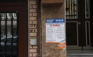 Sultangazi’de apartman girişlerine korona virüs bilgilendirmesi
