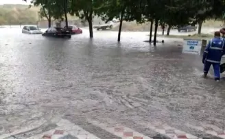 Sultangazi’de araçlar suda mahsur kaldı

