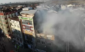 Sultangazi’de binanın çatısı alev alev yandı
