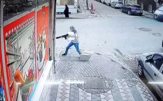 Sultangazi’de dehşet anları kamerada: Arkadaşını pompalı tüfekle vurdu
