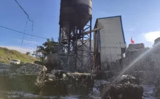 Sultangazi’de geri dönüşüm deposu yandı
